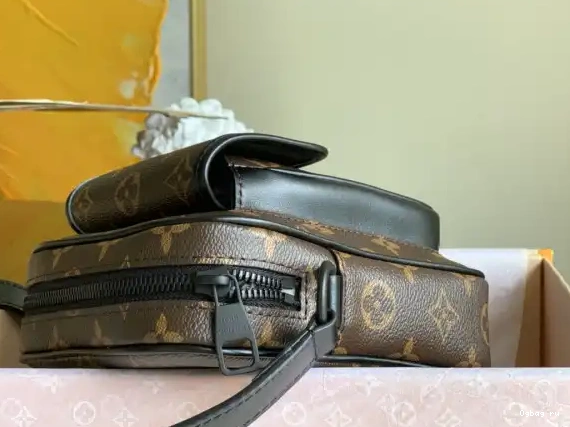 Wearable VUITTON LOUIS Christopher Wallet 0419